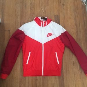 Nike’s windbreaker. Woman’s M